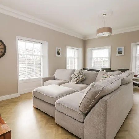 7a Belvoir Terrace Apartment *
