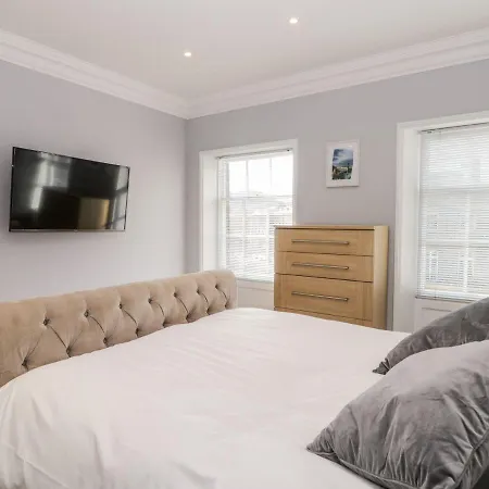 Apartment 7a Belvoir Terrace *